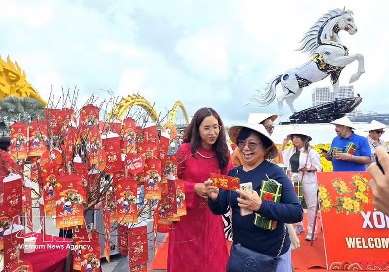 International tourists presented with New Year lucky money. (Photo: VNA) 