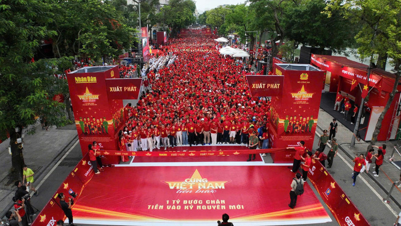 Thousands of people join the walking event in Ha Noi.