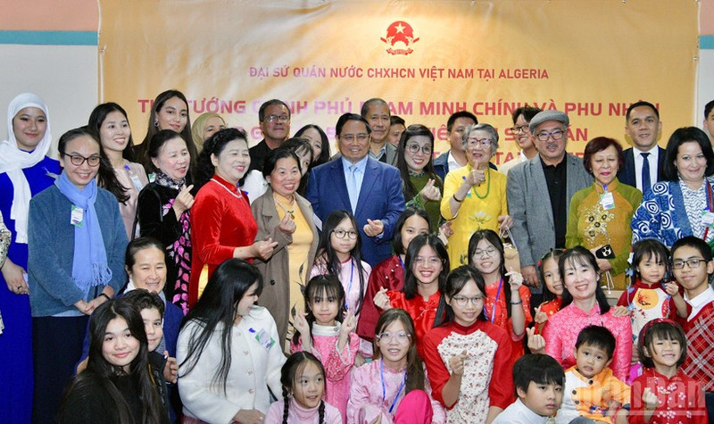 Prime Minister Pham Minh Chinh and his spouse, with Vietnamese Embassy staff and community in Algeria. (Photo: Thanh Giang)