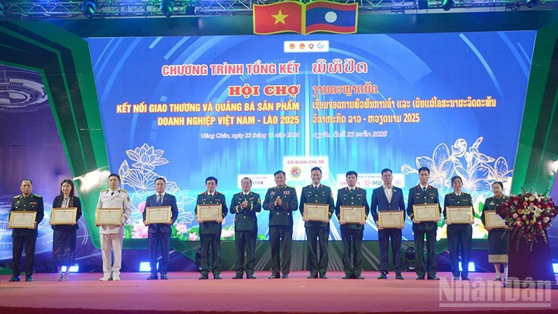 The closing ceremony of the Viet Nam-Laos trade fair in Vientiane.