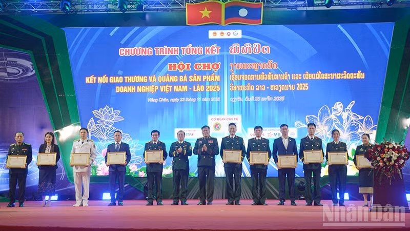 The closing ceremony of the Viet Nam-Laos trade fair in Vientiane.