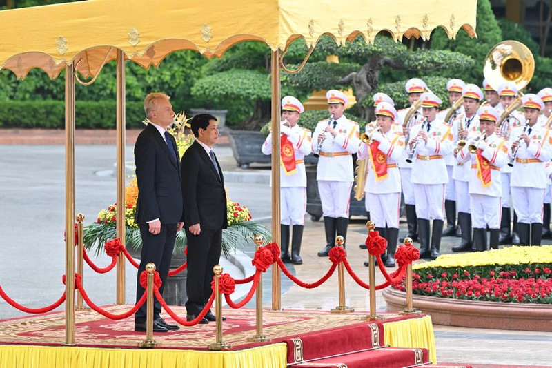 Vietnamese President Luong Cuong hosts the welcome ceremony for Lithuanian President Gitanas Nauseda.