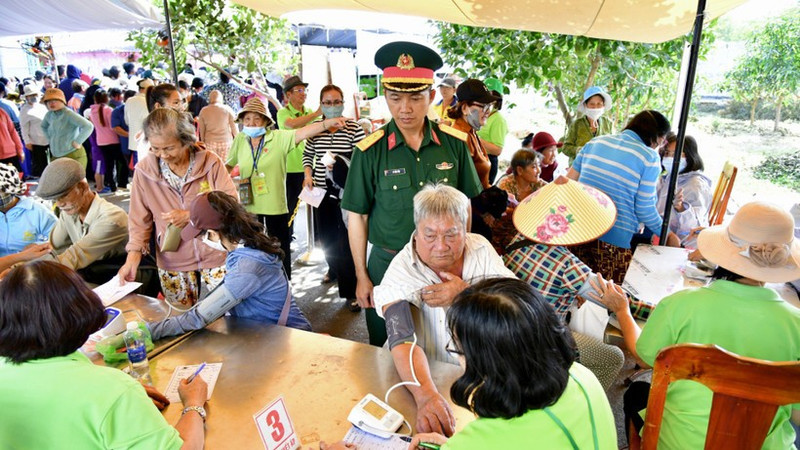 Residents of Can Gio Commune receive free medical check-ups.