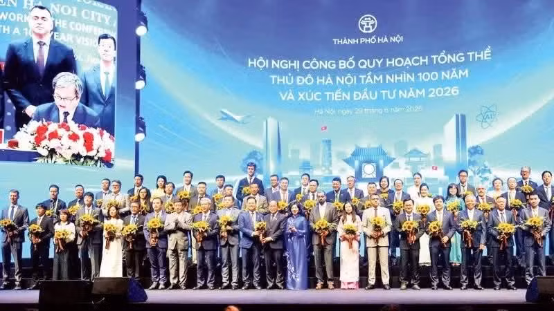 Ha Noi leaders present flowers to congratulate and recognise businesses and investors.