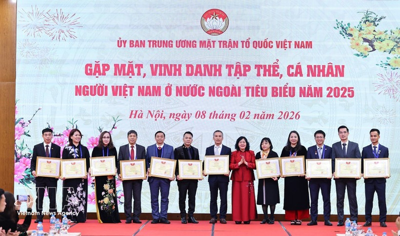 Chairwoman of the Viet Nam Fatherland Front Central Committee Bui Thi Minh Hoai presents certificates of merit to collectives and individuals abroad for mobilising and uniting OVs to participate in patriotic emulation movements and campaigns launched by the VFF. (Photo: VNA)