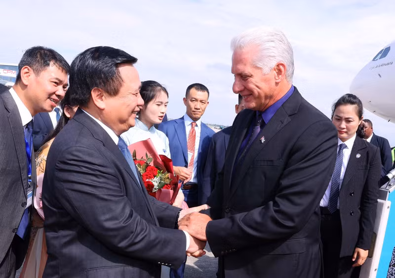 First Secretary of the Communist Party of Cuba Central Committee and President of Cuba Miguel Díaz-Canel Bermúdez is welcomed at the airport by Politburo member, Chairman of the Central Theoretical Council and President of the Ho Chi Minh National Academy of Politics Nguyen Xuan Thang. (Photo: VNA)
