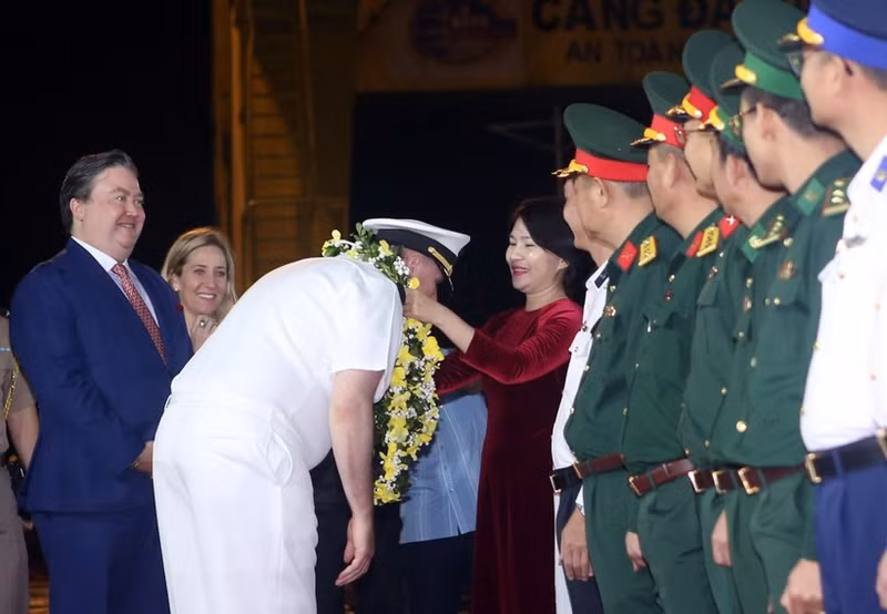 US officers and sailors are greeted with flowers. (Photo: VNA)