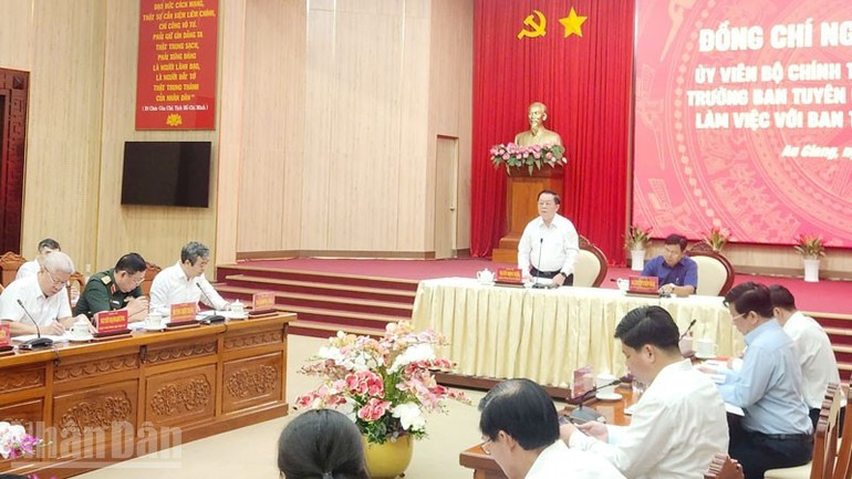 Politburo member Nguyen Trong Nghia speaks at the meeting with leaders of An Giang Province.