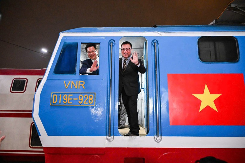 Nhan Dan Editor-in-Chief Le Quoc Minh and VNR Chairman Dang Sy Manh aboard the “Happiness Train” on Lunar New Year’s Eve.