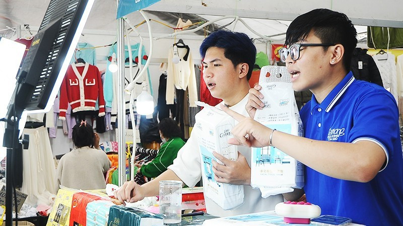 The trend of livestreaming shopping is growing rapidly. (Photo: Nam Nguyen)