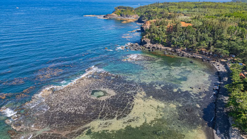The most striking geological feature at Ba Lang An Cape is an ancient volcanic crater spanning dozens of square metres beside the shoreline, fully exposed at low tide.
