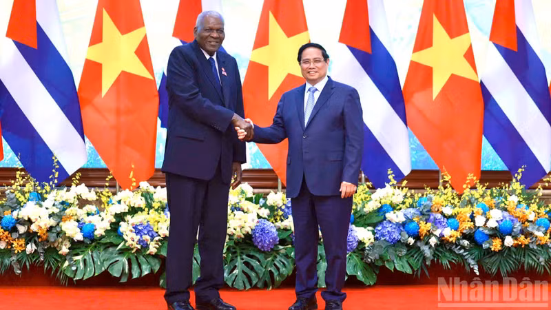 Prime Minister Pham Minh Chinh (right) and President of the National Assembly of People’s Power and President of the Council of State of Cuba Esteban Lazo Hernández (Photo: Tran Hai)