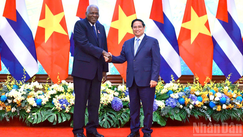 Prime Minister Pham Minh Chinh (right) and President of the National Assembly of People’s Power and President of the Council of State of Cuba Esteban Lazo Hernández (Photo: Tran Hai)