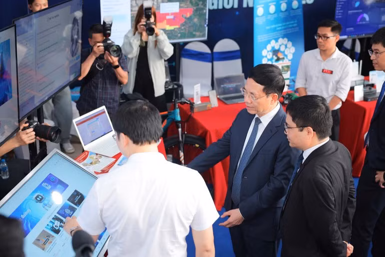 Minister of Science and Technology Nguyen Manh Hung visits a technology product exhibition.