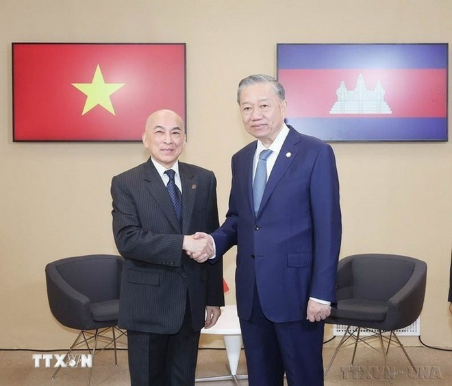 General Secretary of the CPV Central Committee To Lam meets with Cambodian King Norodom Sihamoni on the sidelines of the 19th Francophonie Summit in Paris on October 5, 2024. (Photo: VNA) 