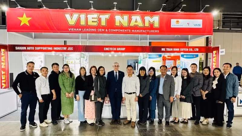 Officials and representatives of businesses at the Vietnamese pavilion at ICMA Milan 2025 (Photo: VASI)