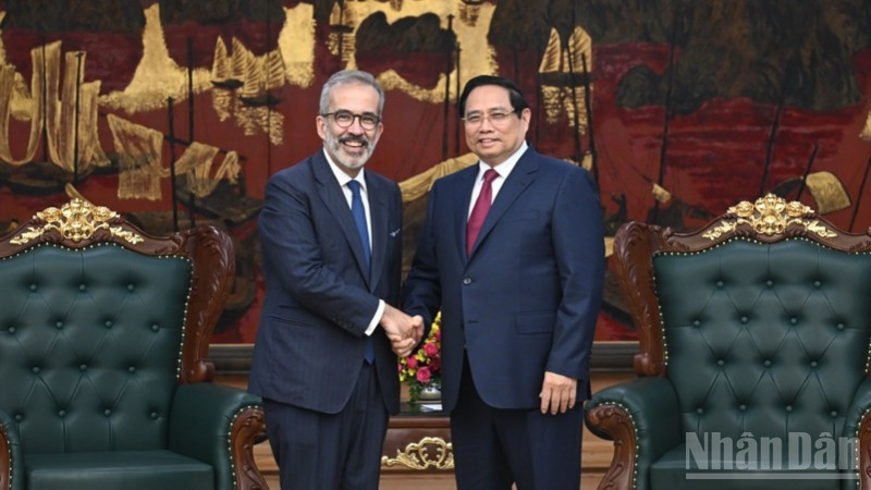 Prime Minister Pham Minh Chinh (R) receives Portuguese Minister of State and Foreign Affairs Paulo Rangel in Ha Noi on February 27. (Photo: Tran Hai)