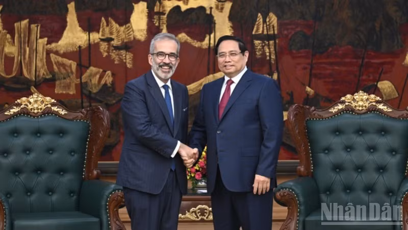 Prime Minister Pham Minh Chinh (R) receives Portuguese Minister of State and Foreign Affairs Paulo Rangel in Ha Noi on February 27. (Photo: Tran Hai)