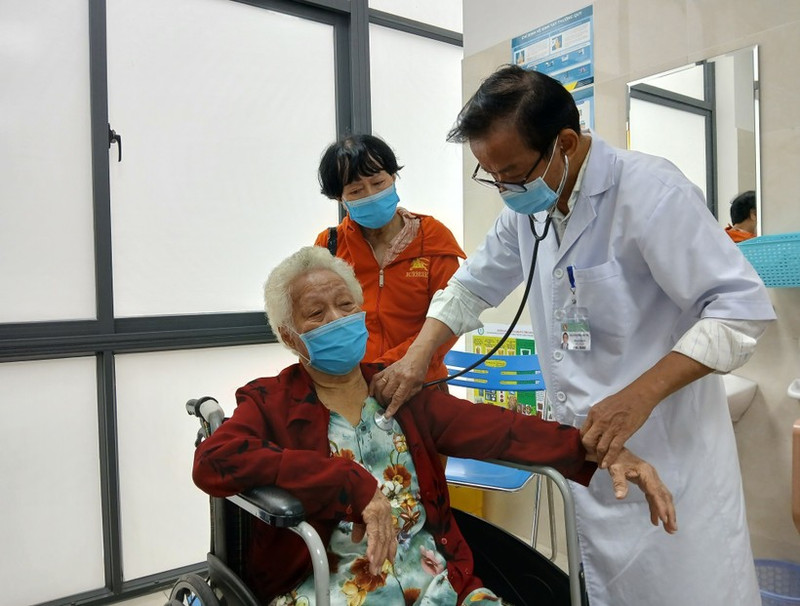 An old woman receives health check-up in Da Nang. (Photo: VNA) 