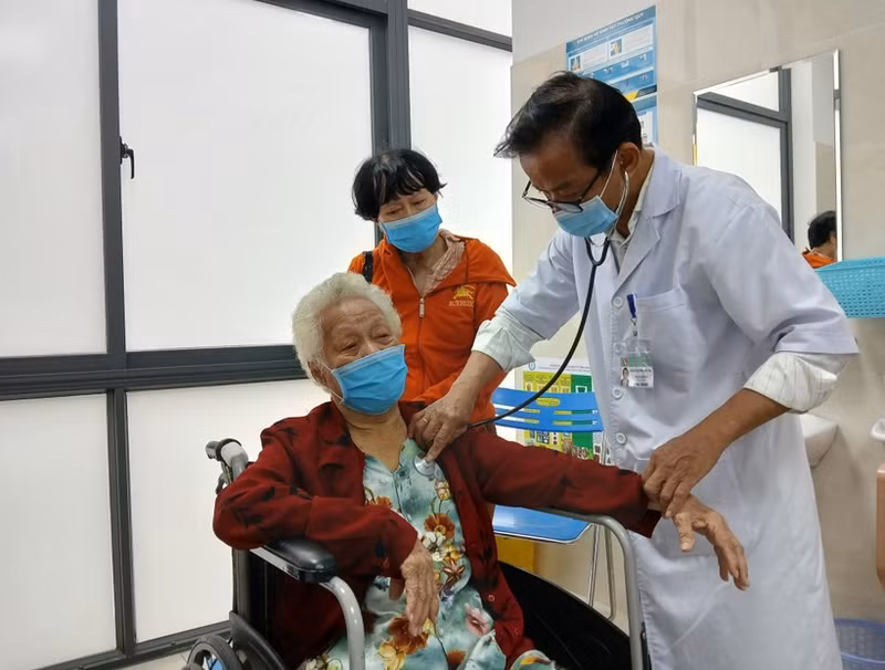 An old woman receives health check-up in Da Nang. (Photo: VNA) 