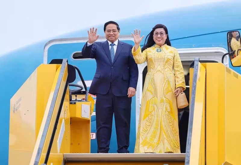 PM Pham Minh Chinh and his spouse arrive at Stockholm Arlanda Airport on June 11 evening. (Photo: VNA)