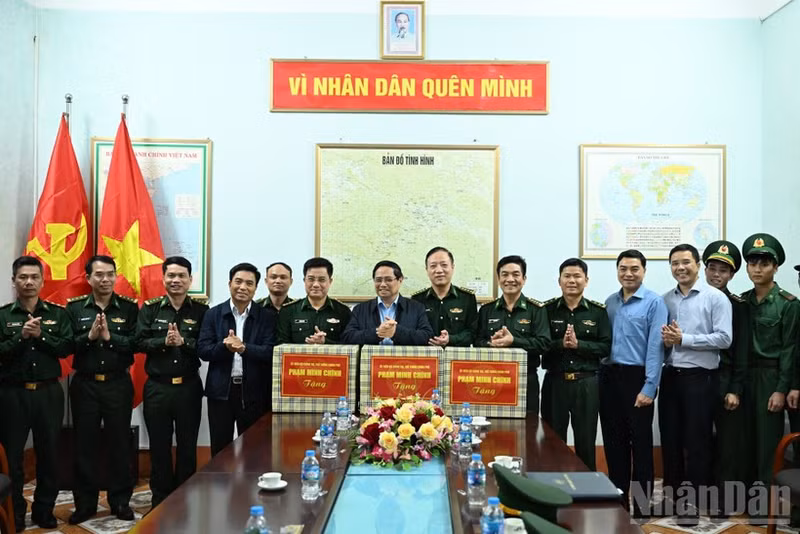Prime Minister Pham Minh Chinh presents gifts to soldiers of the Yen Khuong Border Station.(Photo: Tran Hai)