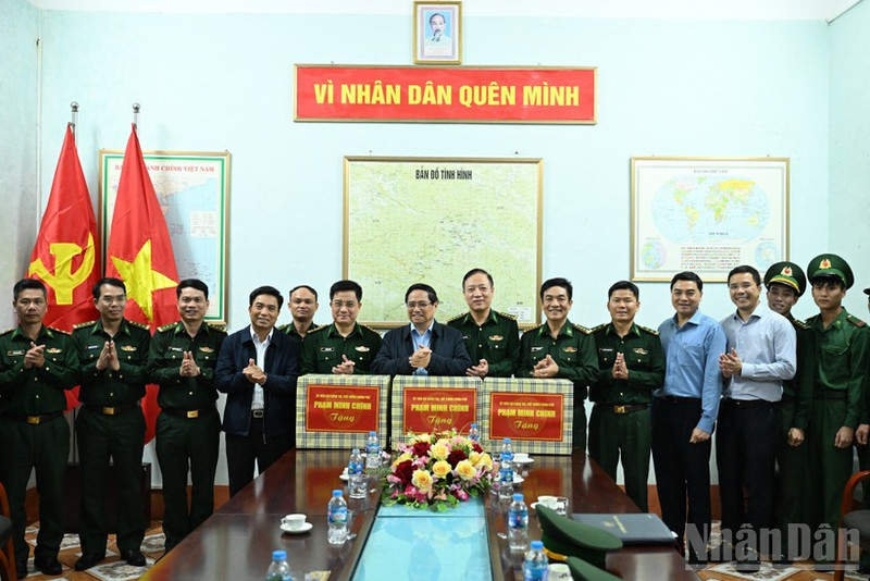 Prime Minister Pham Minh Chinh presents gifts to soldiers of the Yen Khuong Border Station.(Photo: Tran Hai)