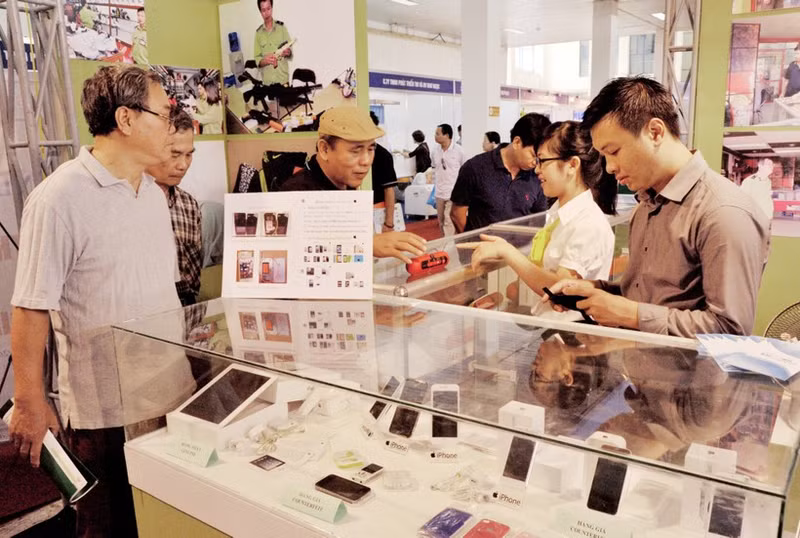 Fake and genuine phones displayed side-by-side to help consumers easily identify. (Photo: nhandan.vn)