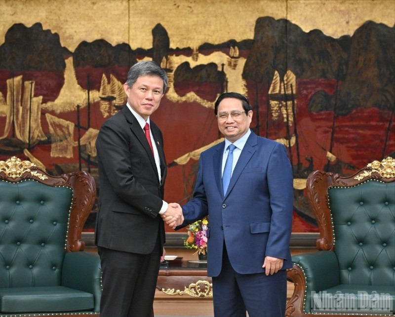 Prime Minister Pham Minh Chinh (R) and Chan Chun Sing, Assistant Secretary-General of the People’s Action Party (PAP) of Singapore, Coordinating Minister for Public Services, and Minister for Defence, in Ha Noi on July 22. (Photo: Tran Hai)