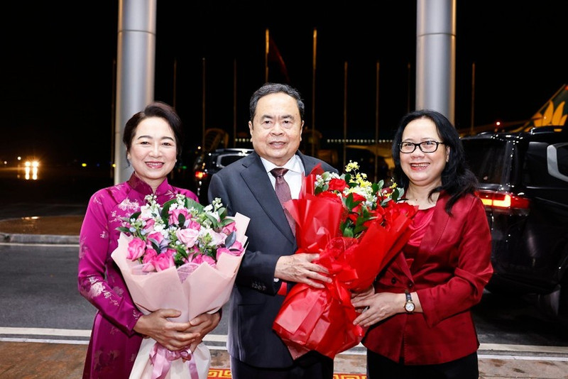 NA Chairman Tran Thanh Man (centre) and his spouse Nguyen Thi Thanh Nga (left) at Noi Bai International Airport on early July 22 morning. (Photo: VNA) 