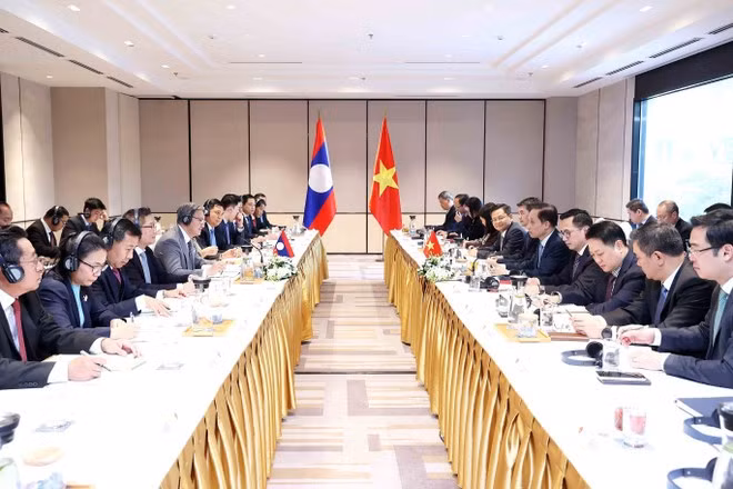 Vietnamese Foreign Minister Le Hoai Trung and his Lao counterpart Thongsavanh Phomvihane co-chair the 12th Viet Nam–Laos political consultation at the foreign ministerial level in Ha Noi on December 18, 2025 (Photo: VNA)