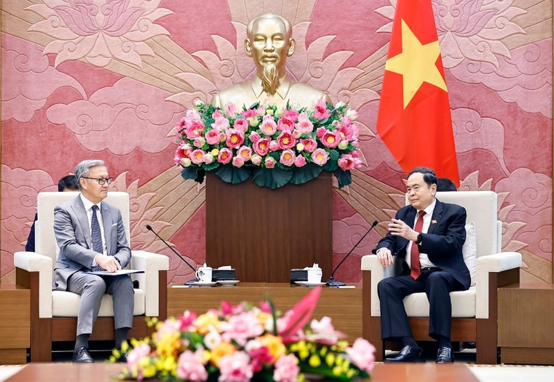 National Assembly Chairman Tran Thanh Man (R) and Lao Minister of Foreign Affairs Thongsavanh Phomvihane in Ha Noi on December 18. (Photo: VNA) 