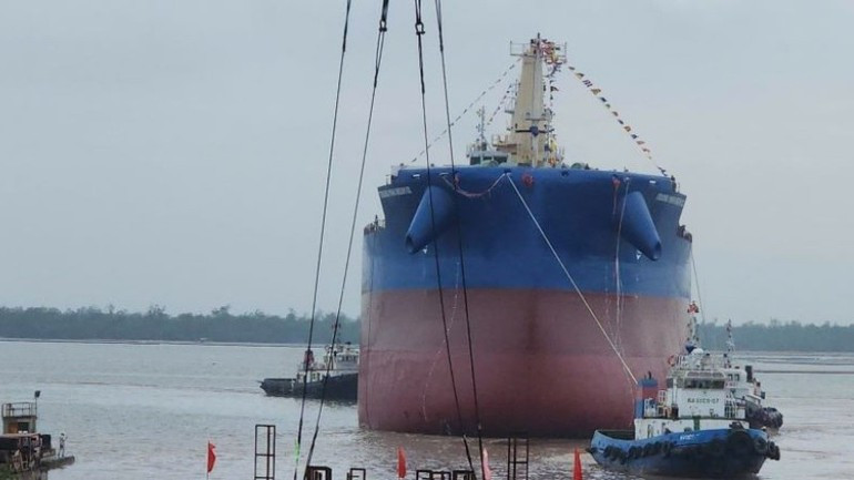 The launch of the 65,000 DWT shipping vessel demonstrates the capacity of SBIC and Nam Trieu.