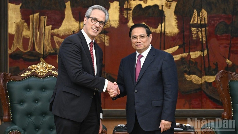 Prime Minister Pham Minh Chinh receives Director for International Ocean Governance and Sustainable Fisheries of the EC Fernando Andresen Guimaraes. (Photo: Tran Hai)
