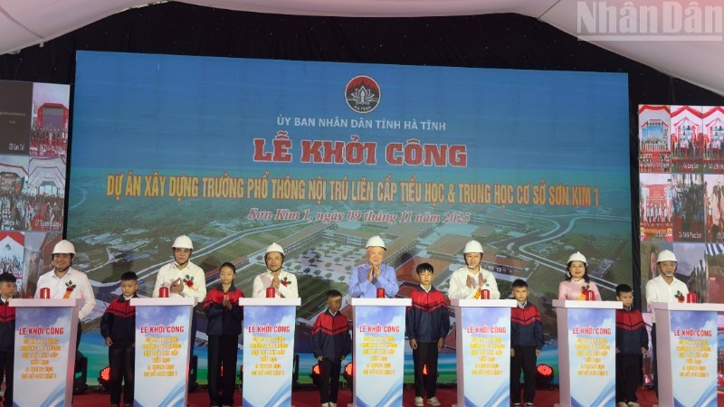Permanent Deputy PM Nguyen Hoa Binh and officials at the groundbreaking of the Son Kim 1 Primary and Junior Secondary Boarding School in Ha Tinh province on November 9, 2025. 