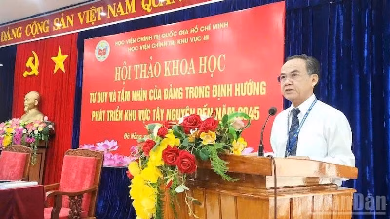 Associate Professor, Dr Nguyen Ngoc Hoa, Deputy Director of the Region III Academy of Politics, delivers the keynote speech at the workshop. (Photo: DINH TANG)