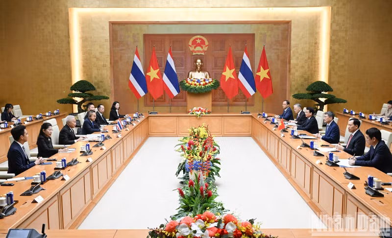 At the meeting between Prime Minister Le Minh Hung and President of the National Assembly and Speaker of the House of Representatives of Thailand Sophon Zaram in Hannoi on August 6. (Photo: Tran Hai)