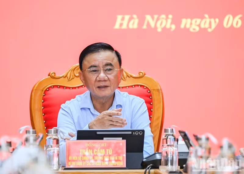 Politburo member, Permanent member of the Communist Party of Viet Nam Central Committee's Secretariat Tran Cam Tu chairs the meeting. (Photo: Duy Linh)
