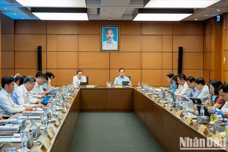 NA deputies discussed the proposals in groups. (Photo: Thuy Nguyen)