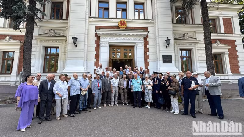 Russian military experts who provide support for Viet Nam during wartime pose for a photo at the get-together.