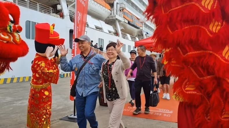 Chinese tourists arrive in Viet Nam on a cruise ship. (Photo: HB)