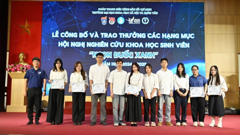 Students of the University of Social Sciences and Humanities (VNU-Ha Noi) are honoured for their outstanding achievements in scientific research.