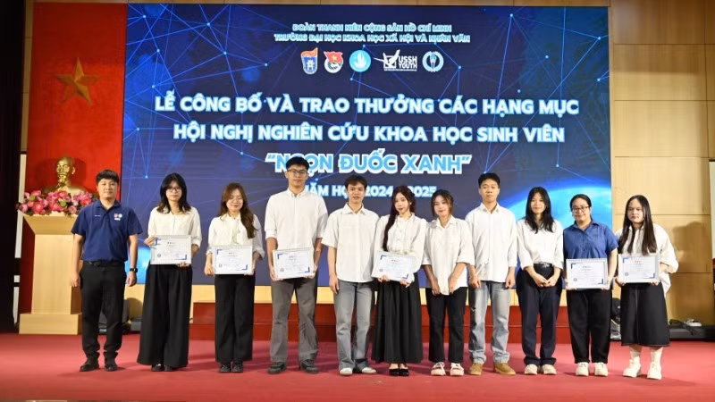 Students of the University of Social Sciences and Humanities (VNU-Ha Noi) are honoured for their outstanding achievements in scientific research.