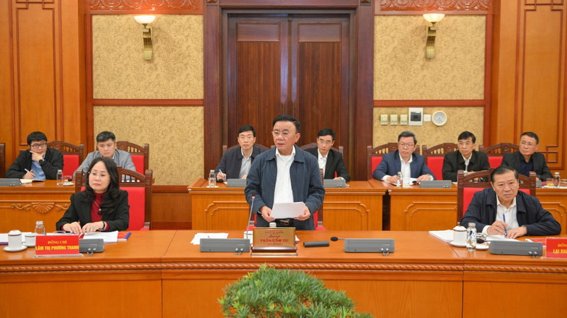Tran Cam Tu (standing), Politburo member, Permanent Member of the Party Central Committee’s Secretariat and head of the sub-committee for the organisation of the 14th National Party Congress, addresses the working session on November 19. (Photo: The Dai)