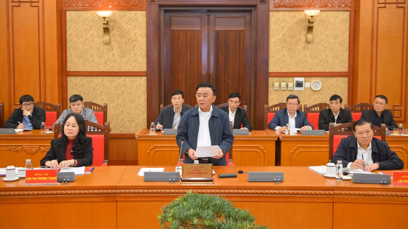 Tran Cam Tu (standing), Politburo member, Permanent Member of the Party Central Committee’s Secretariat and head of the sub-committee for the organisation of the 14th National Party Congress, addresses the working session on November 19. (Photo: The Dai)