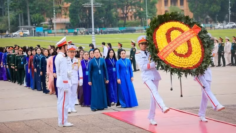 Delegates at the 14th National Women’s Congress pay tribute to President Ho Chi Minh