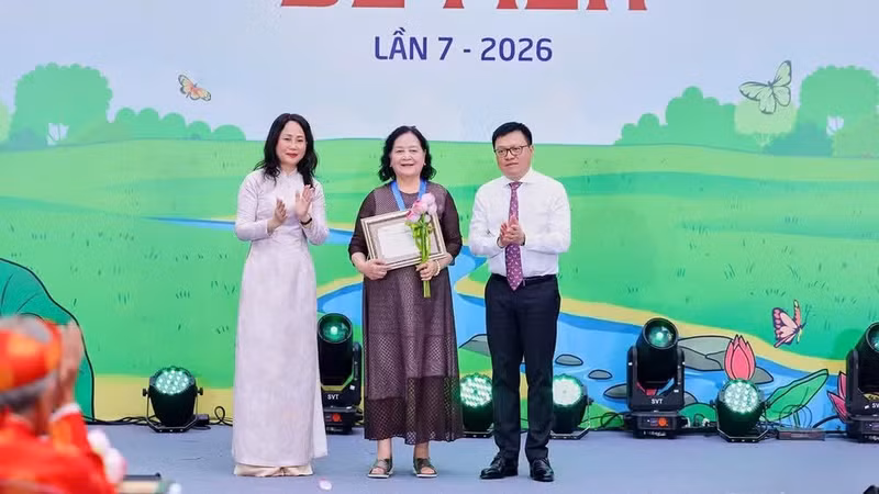 Actress Ngoc Lan, wife of the late artist Ngo Manh Lan, receives the Grand Prize of the De Men Awards for Children on his behalf.