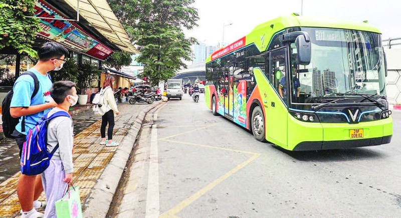 Increasing the number and quality of public buses is one of Ha Noi’s measures to gradually restrict petrol-powered motorbikes. (Photo: Khanh Le)