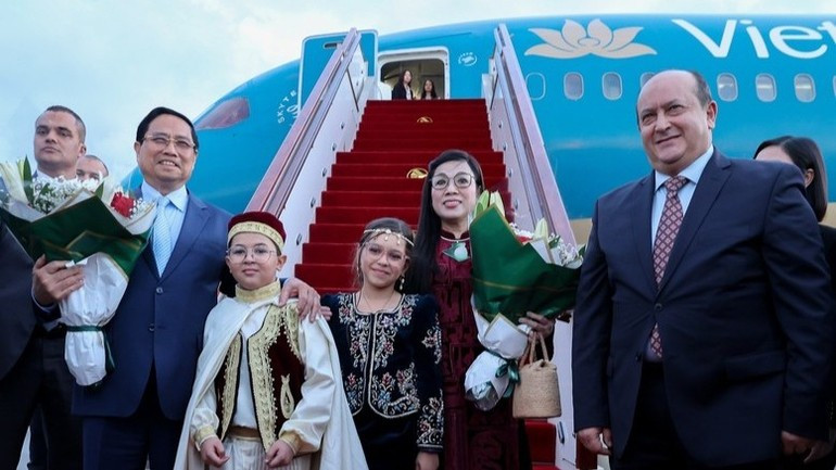 Prime Minister Pham Minh Chinh and his spouse are welcomed at Houari Boumediene International Airport. (Photo: VGP)