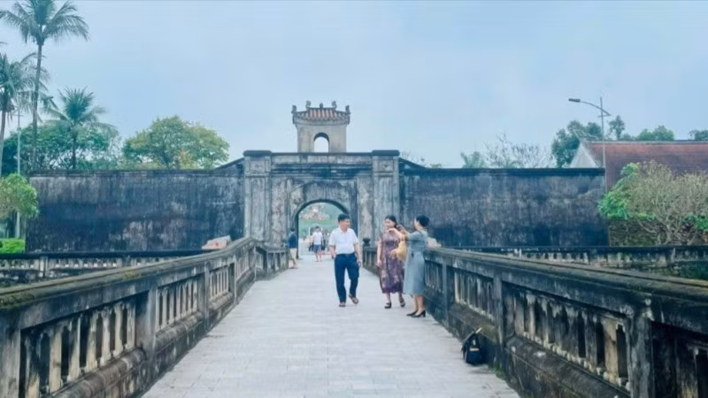 Tourists visiting the Citadel of Quang Tri.